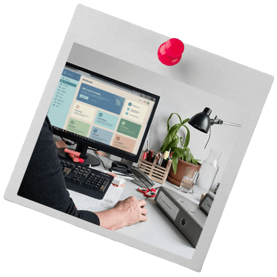 Arbeitsplatz mit Computer und Zimmerpflanze