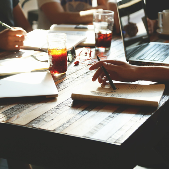 Gemeinsame Arbeit am Tisch